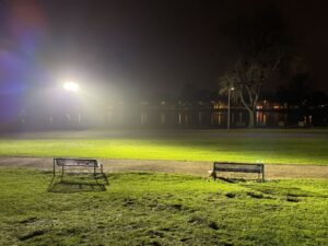 Auch im Dunkeln hell: Der Aachener Weiher.