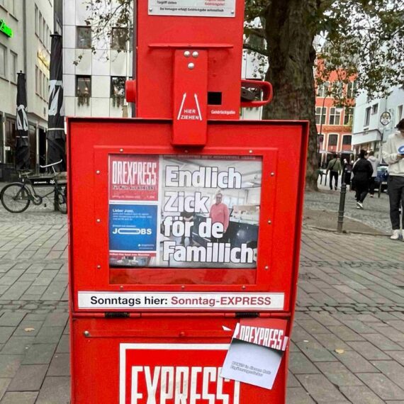 Roter Zeitungsverkaufsautomat von Express.