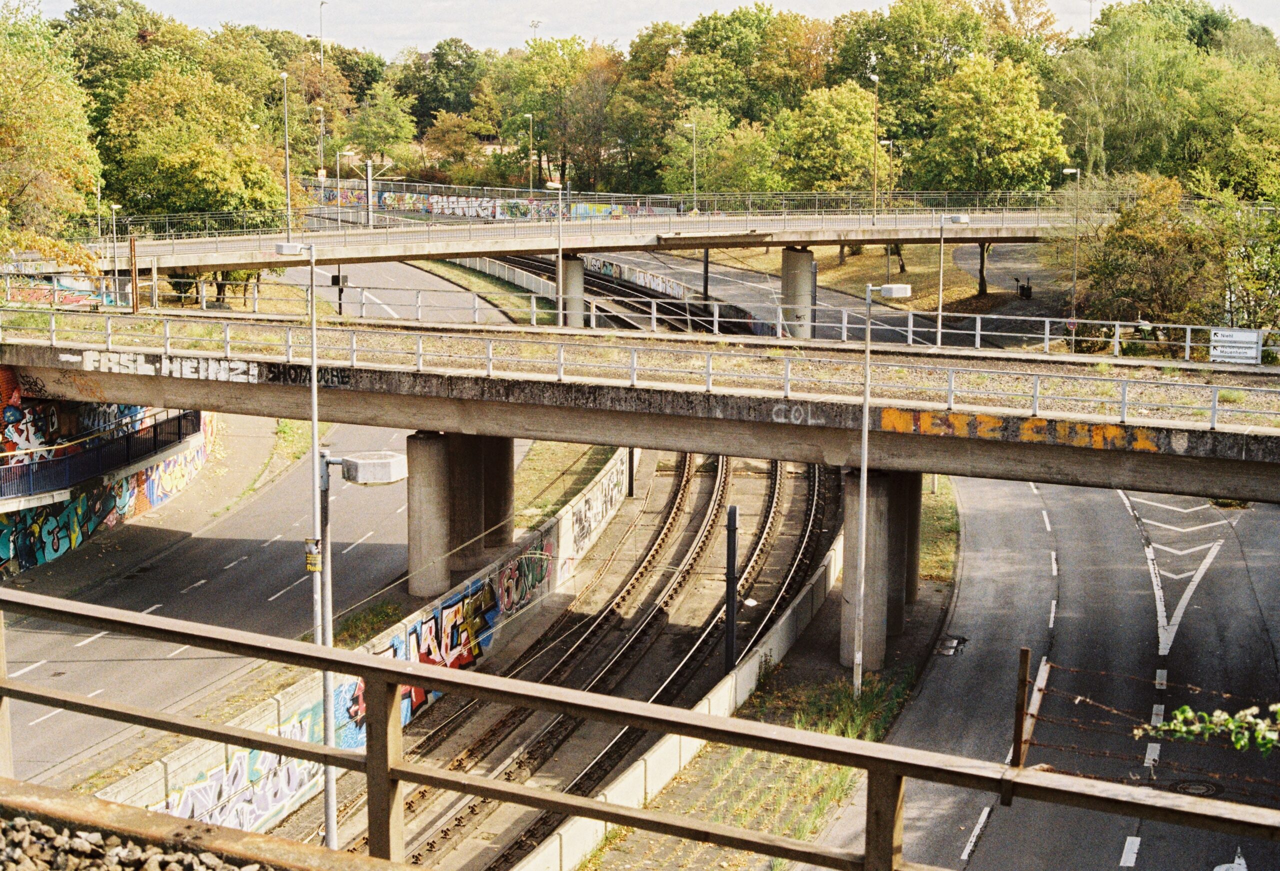 Straßenbrücken an der S- und U-Bahnhaltestelle "Gerldernstraße" in Köln.